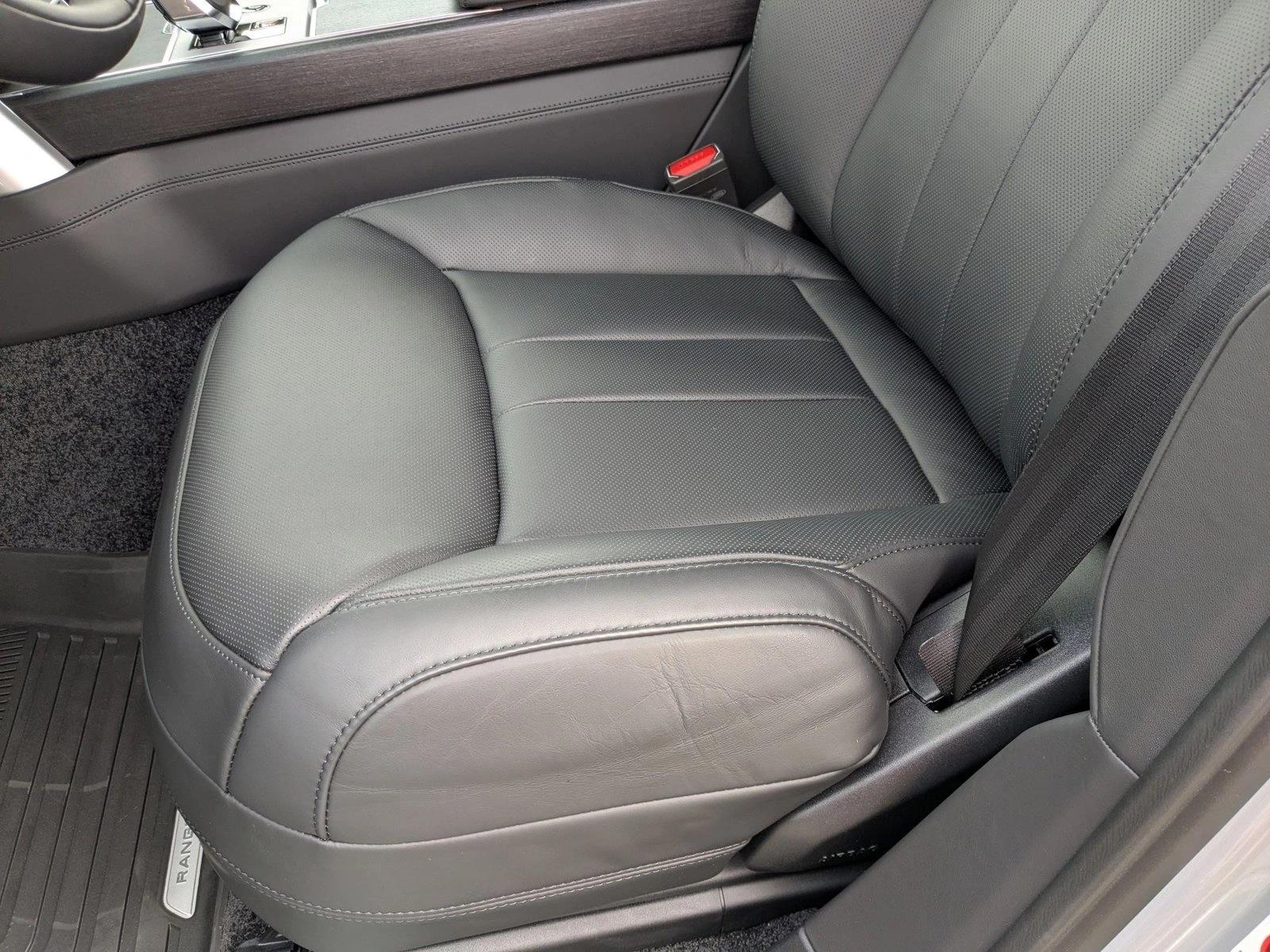 2025 Land Rover Range Rover SE photo 3