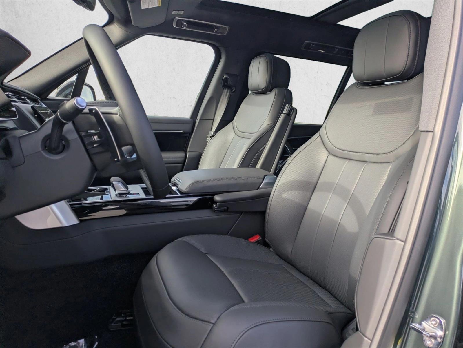 2025 Land Rover Range Rover SE photo 4