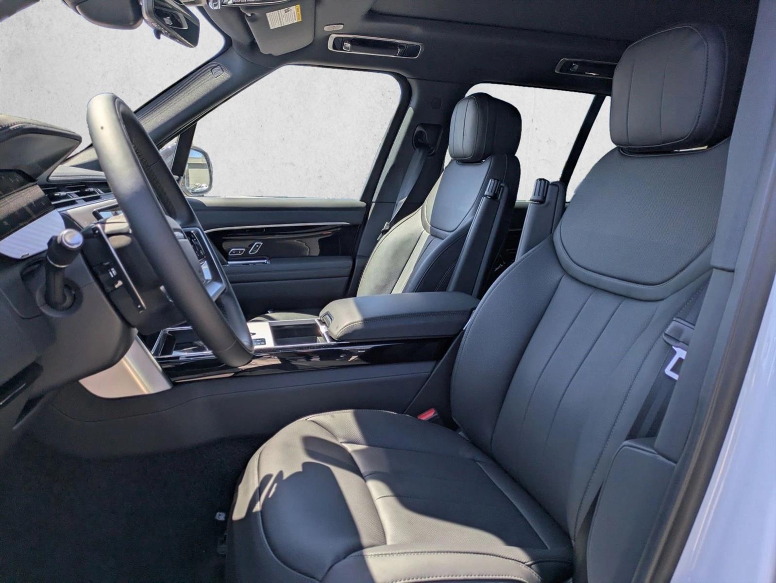 2025 Land Rover Range Rover SE photo 2