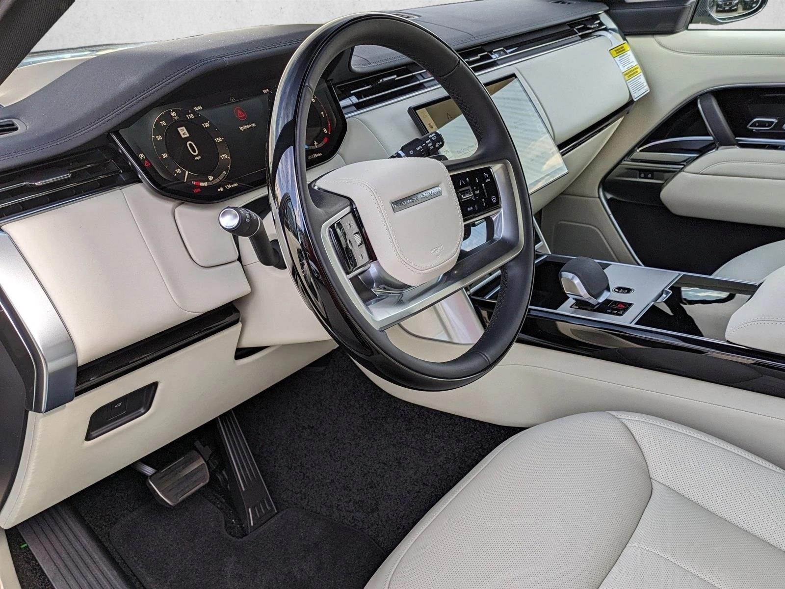 2025 Land Rover Range Rover SE photo 3