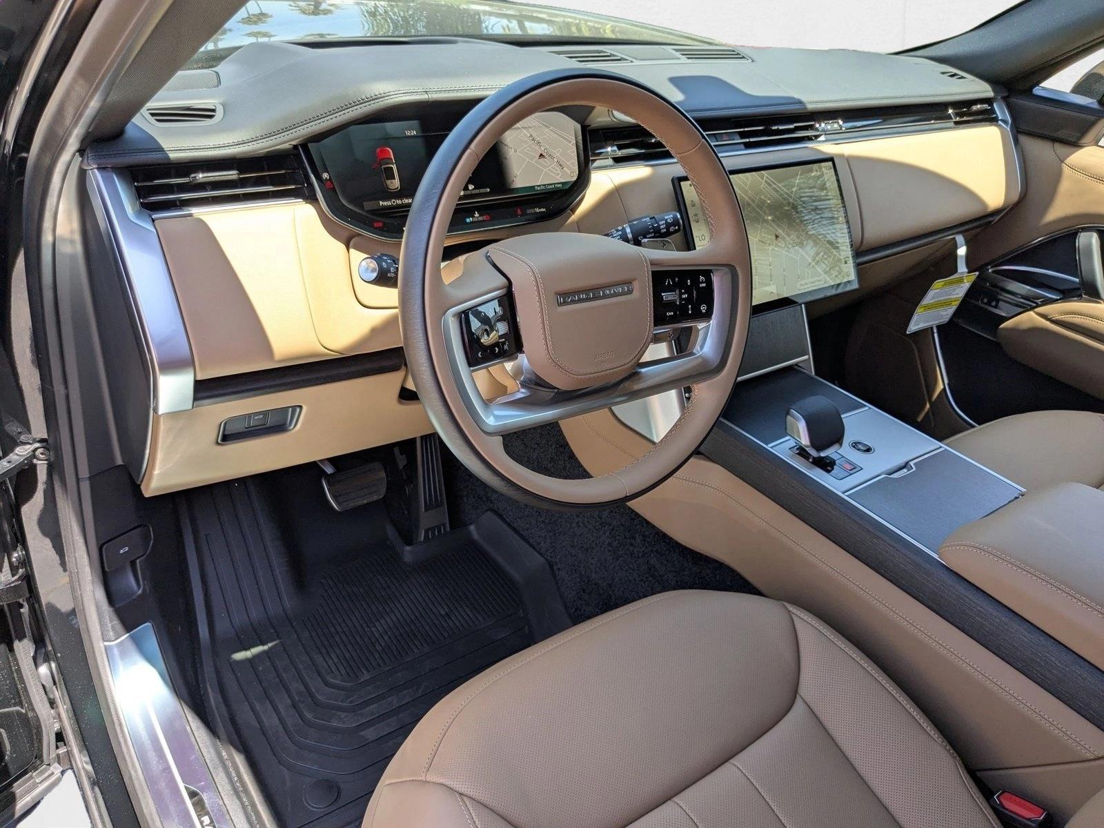 2025 Land Rover Range Rover SE photo 3
