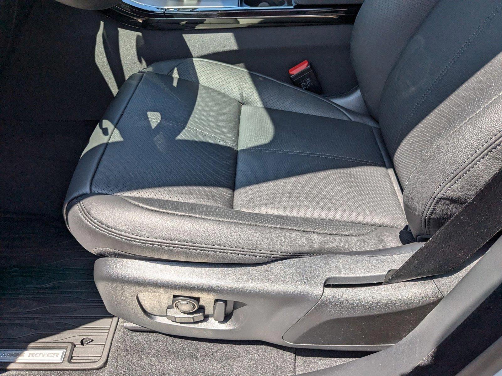 2026 Land Rover Range Rover Velar SE photo 4