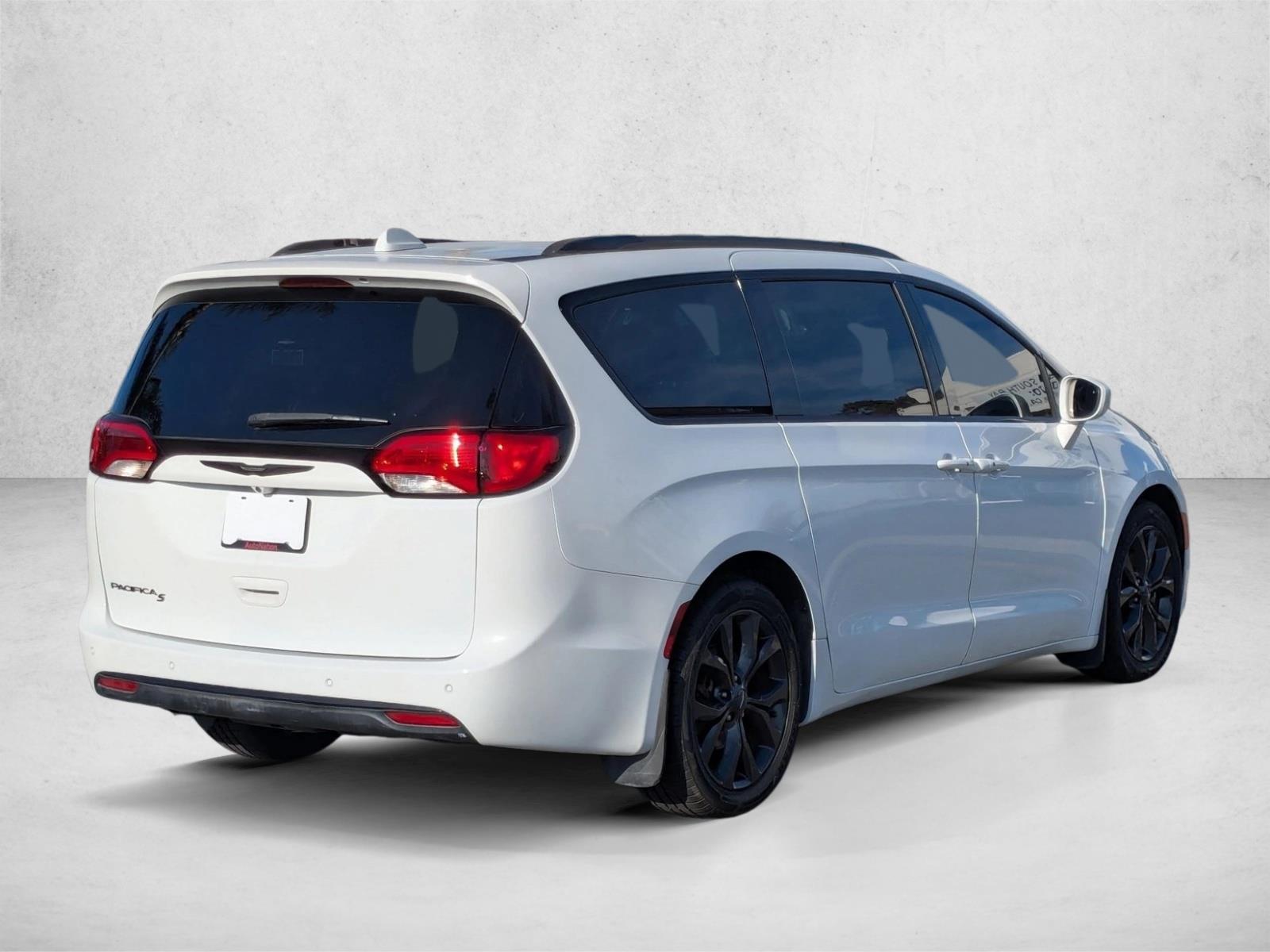 2018 Chrysler Pacifica Touring L Plus photo 4