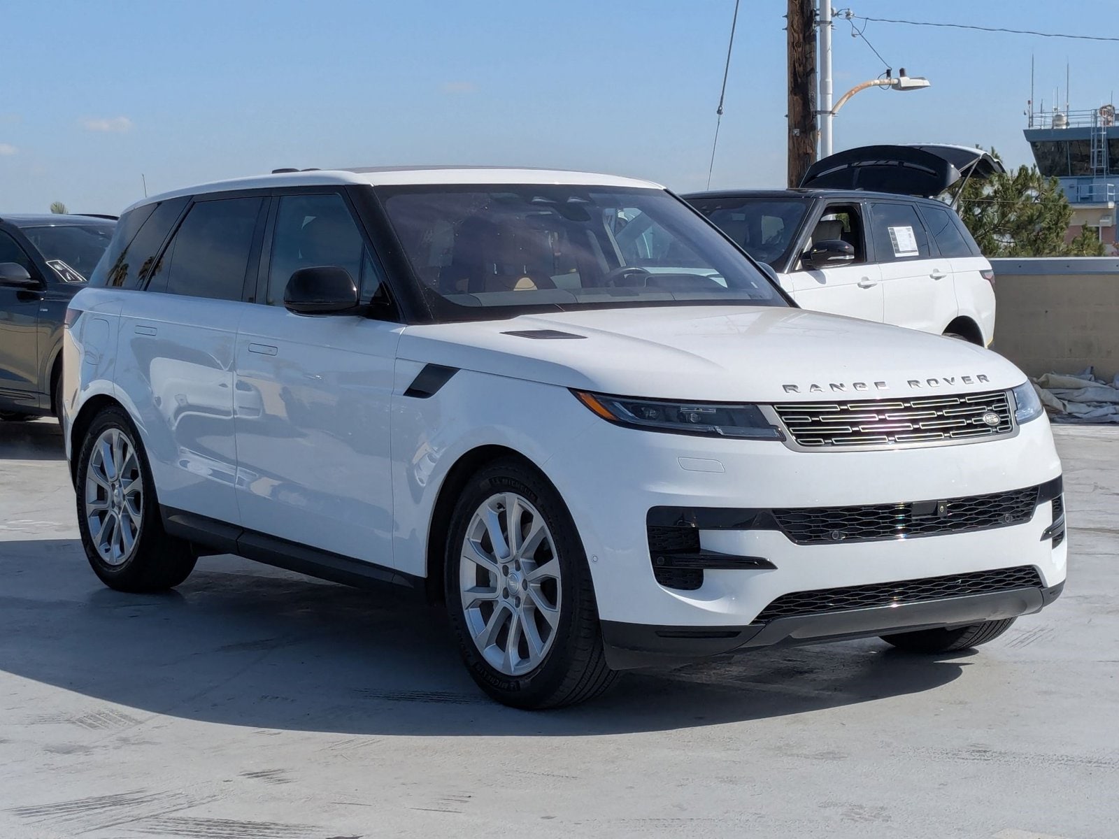 2023 Land Rover Range Rover Sport SE photo 3