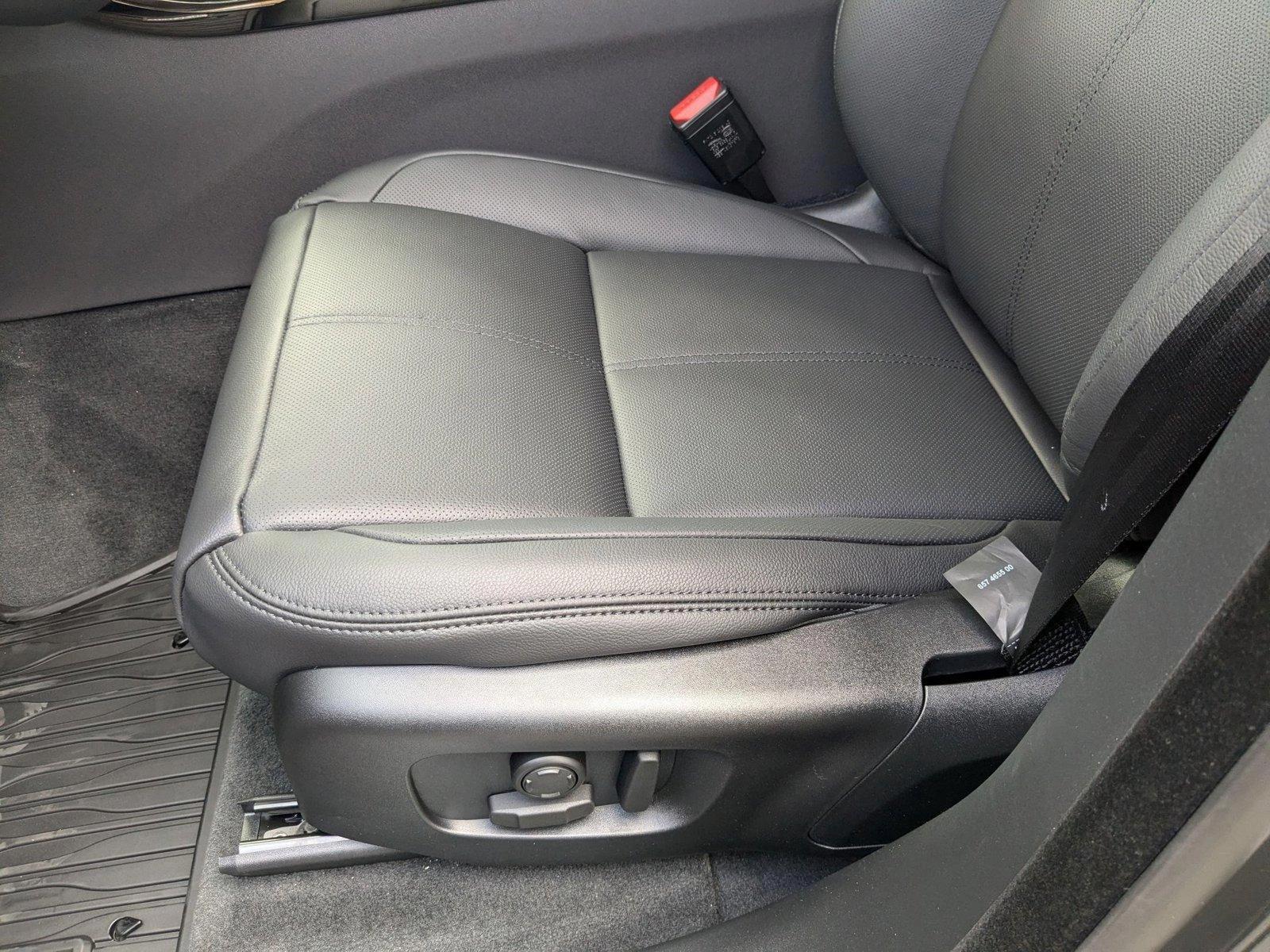 2026 Land Rover Range Rover Velar SE photo 4