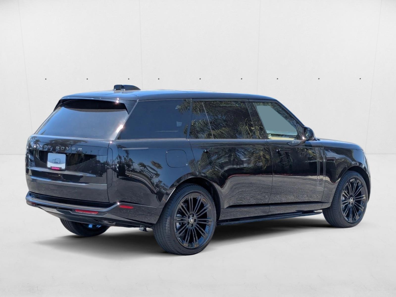 2025 Land Rover Range Rover SE photo 2