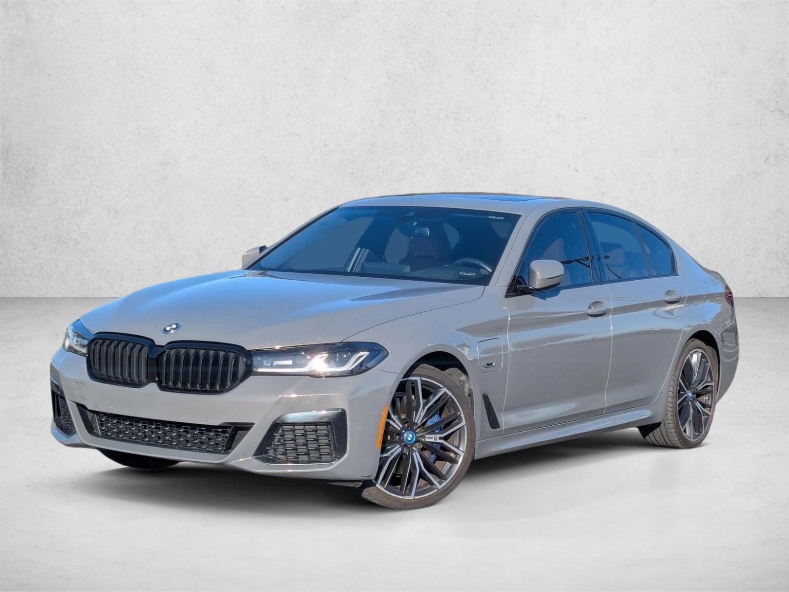 2022 BMW 5 Series 530e's photo