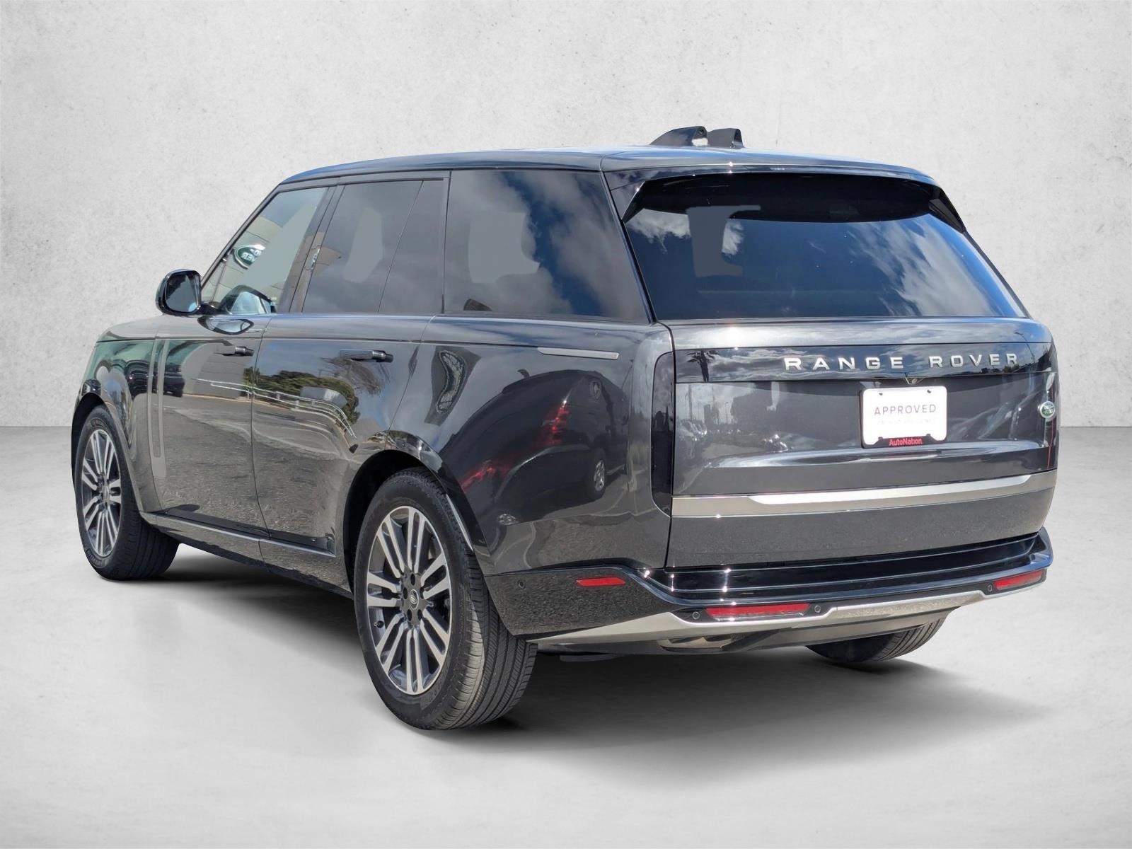 2023 Land Rover Range Rover SE photo 3