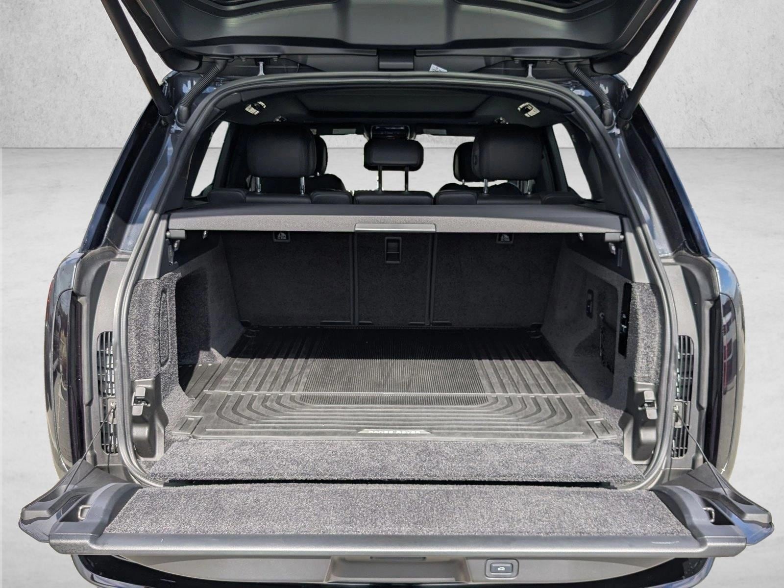 2023 Land Rover Range Rover SE photo 5