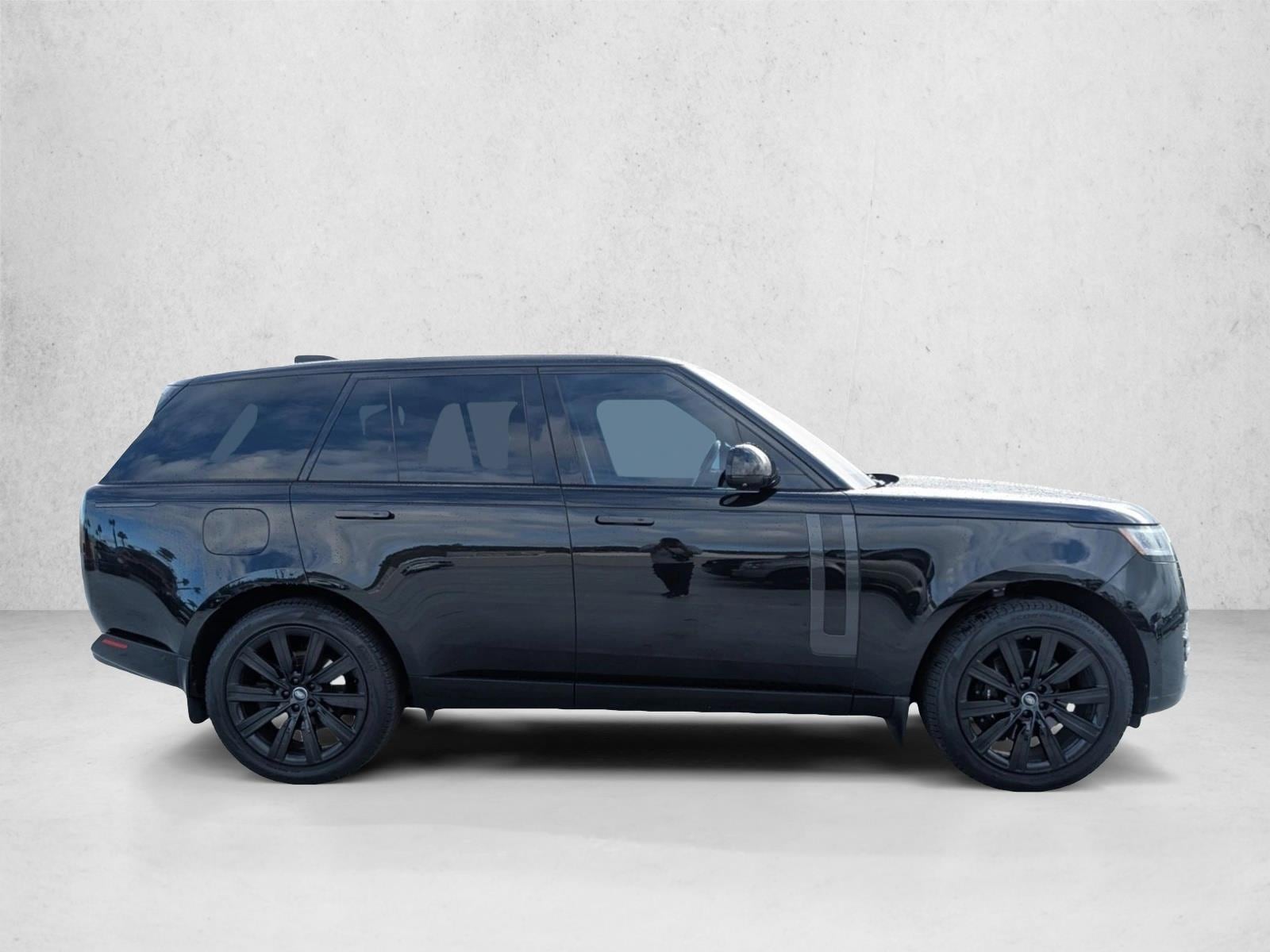 2023 Land Rover Range Rover SE photo 4