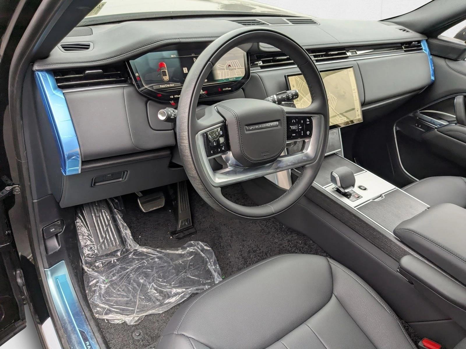2025 Land Rover Range Rover SE photo 3