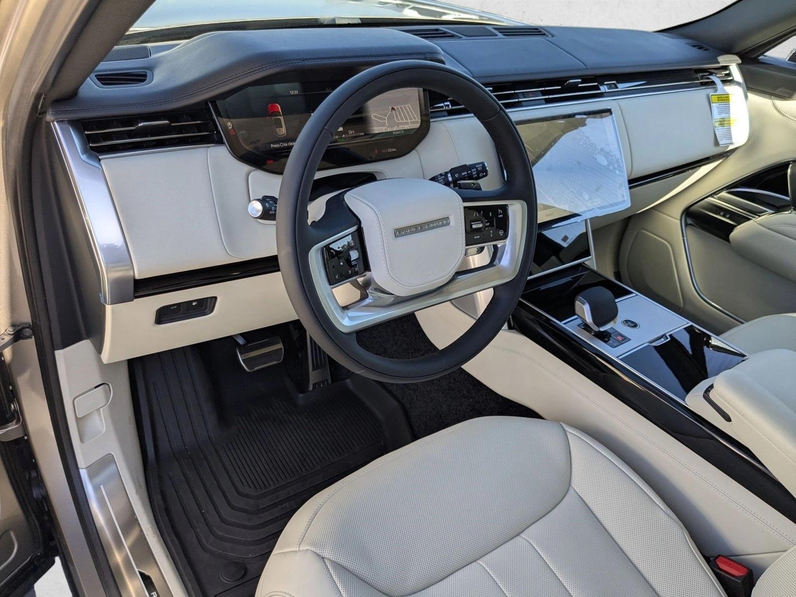 2025 Land Rover Range Rover SE photo 3