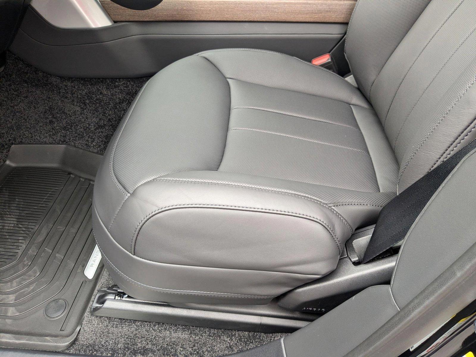 2025 Land Rover Range Rover SE photo 2
