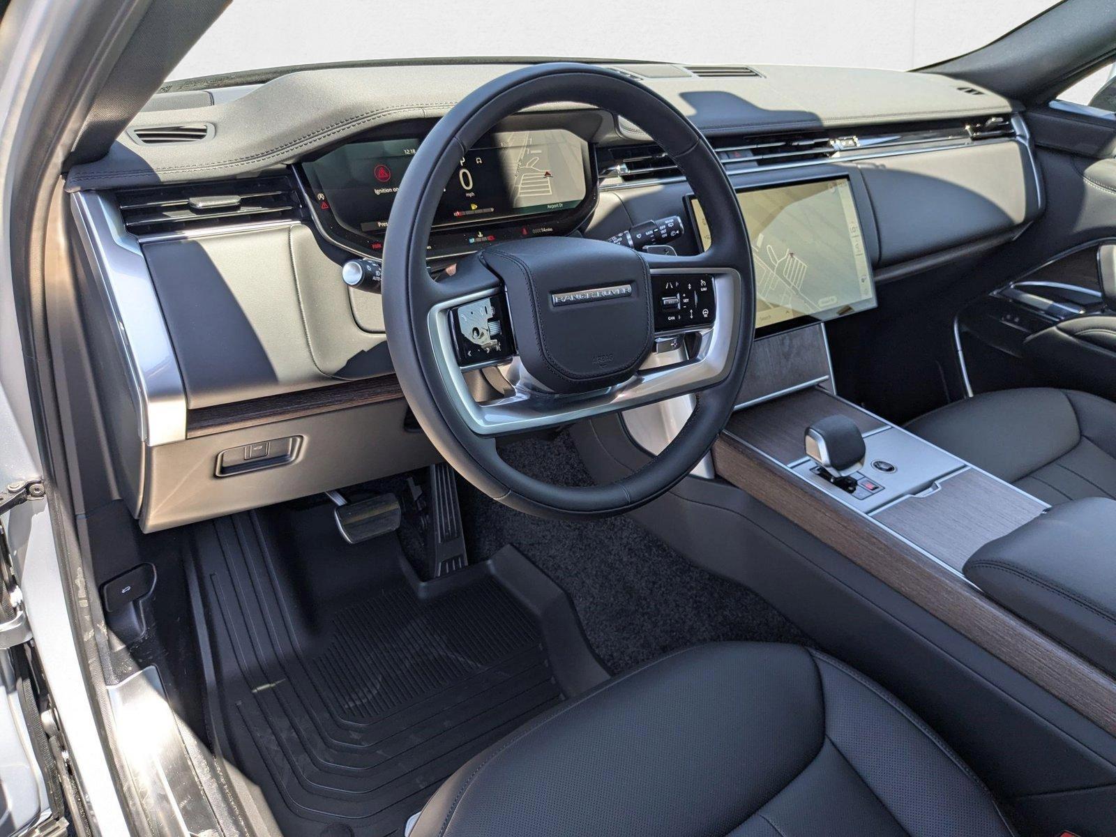 2025 Land Rover Range Rover SE photo 2