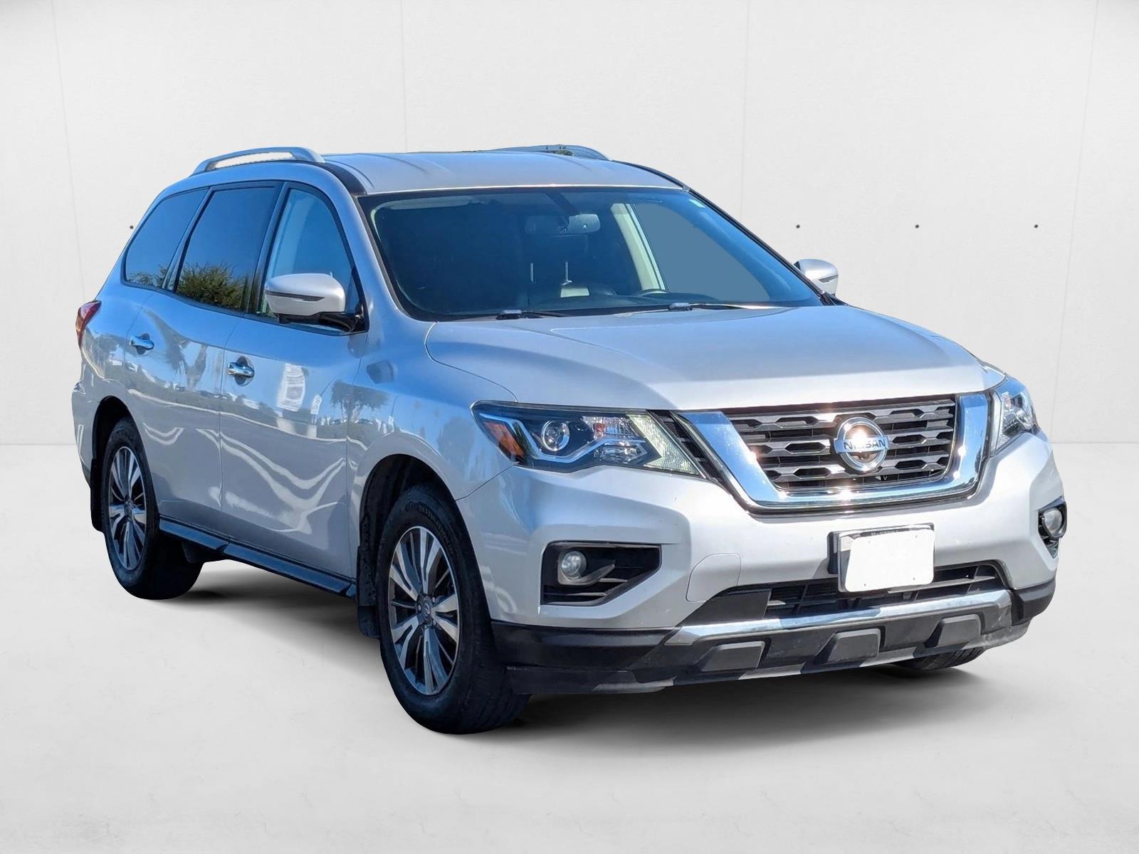 2019 Nissan Pathfinder SL photo 3