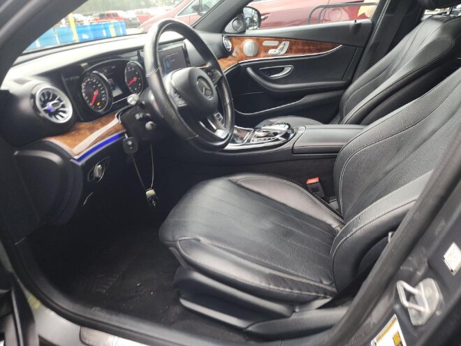 2017 Mercedes Benz E 300 4MATIC Sedan photo 4