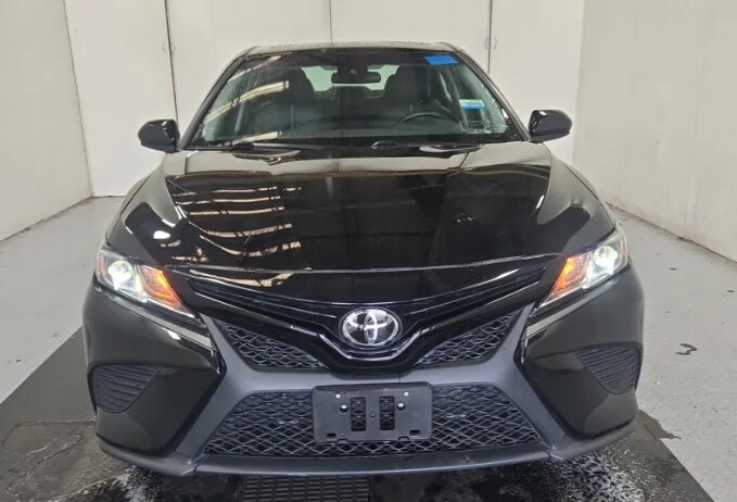 2018 Toyota Camry SE photo 3