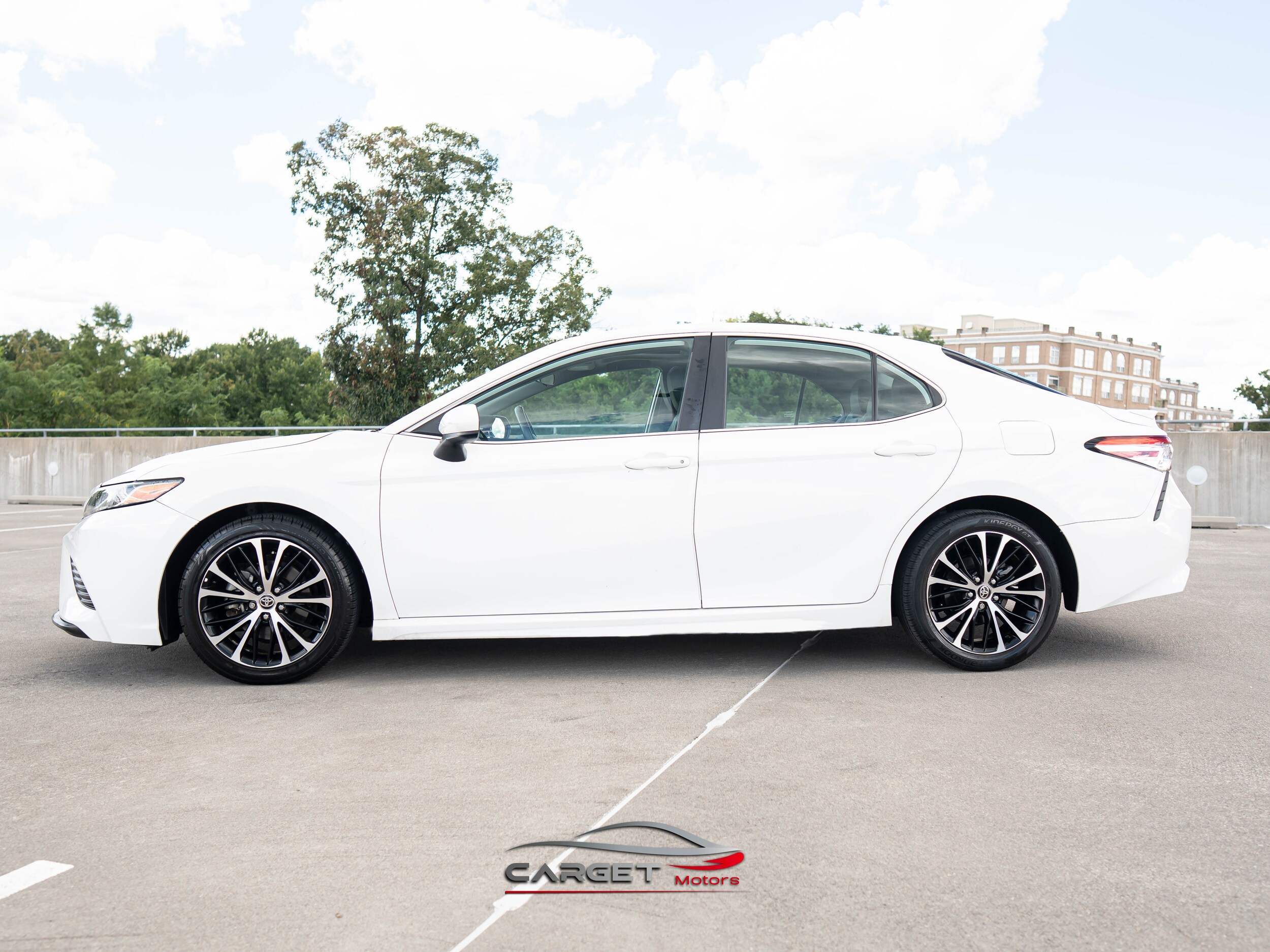 2020 Toyota Camry SE photo 3