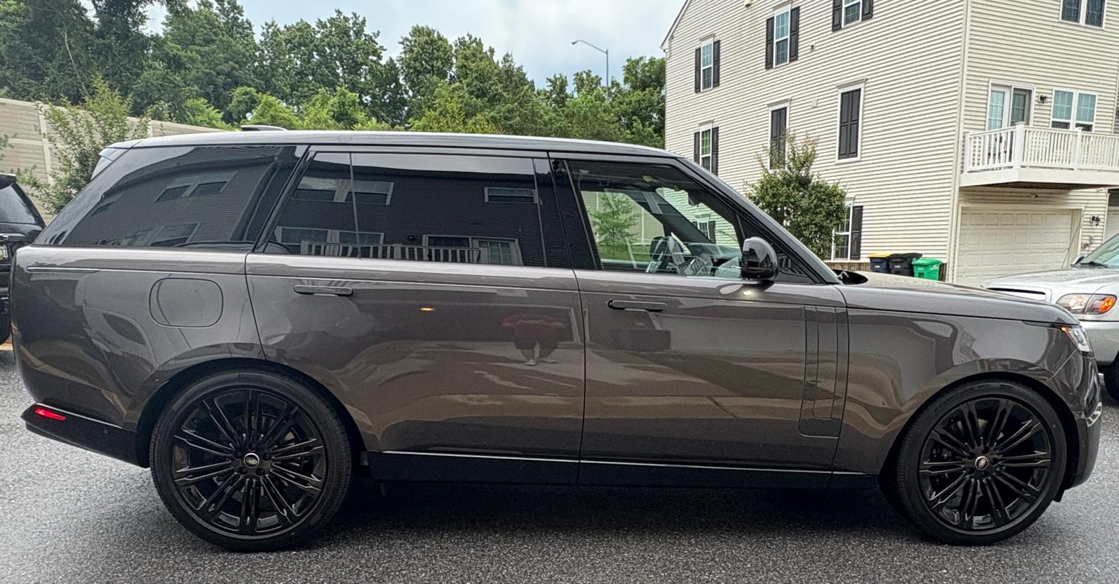 2025 Land Rover Range Rover SE photo 3