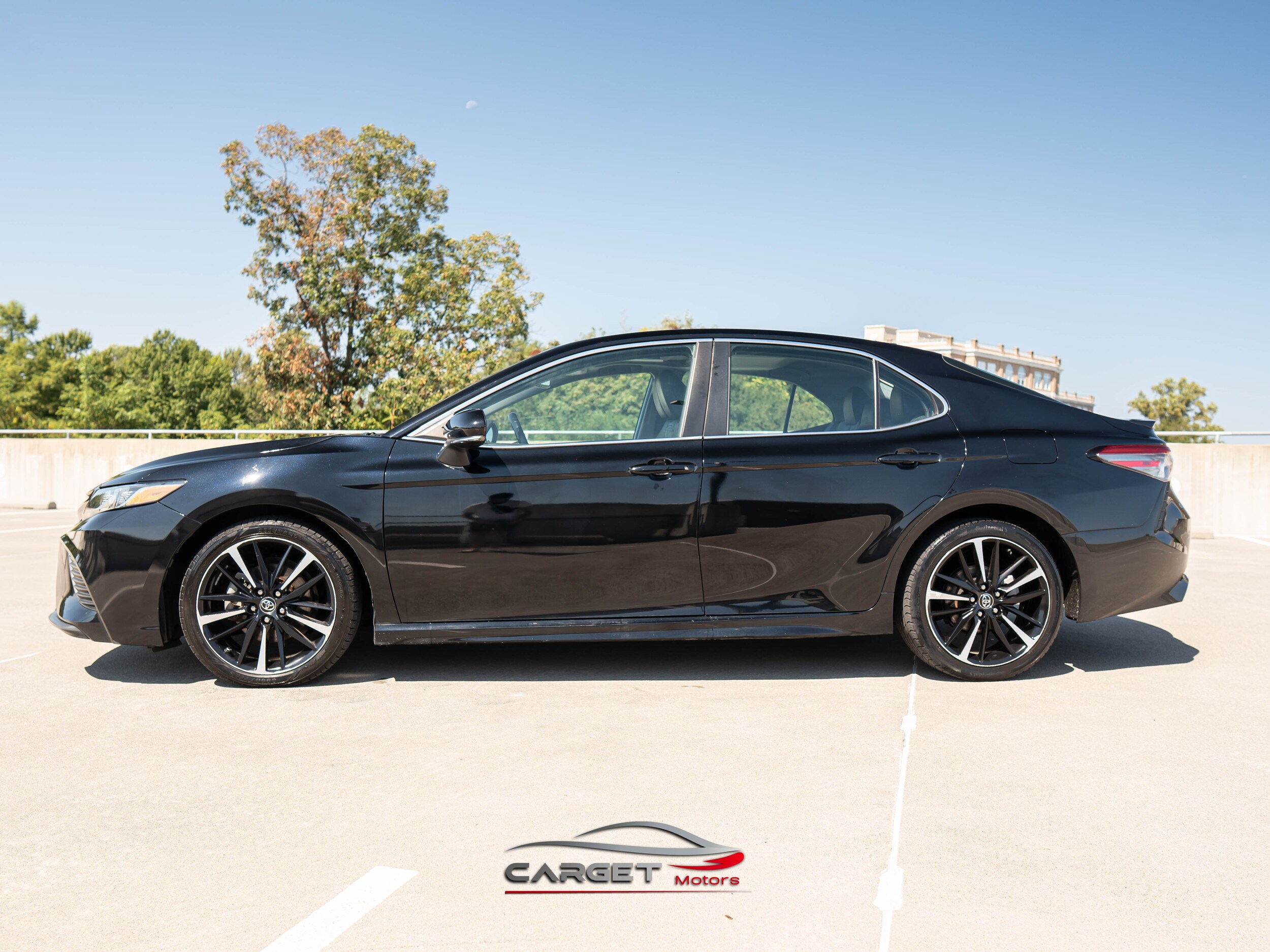 2019 Toyota Camry SE XLE photo 2