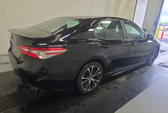 2018 Toyota Camry SE photo 2