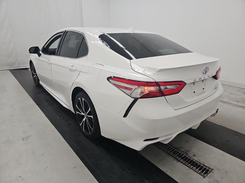 2019 Toyota Camry SE photo 3