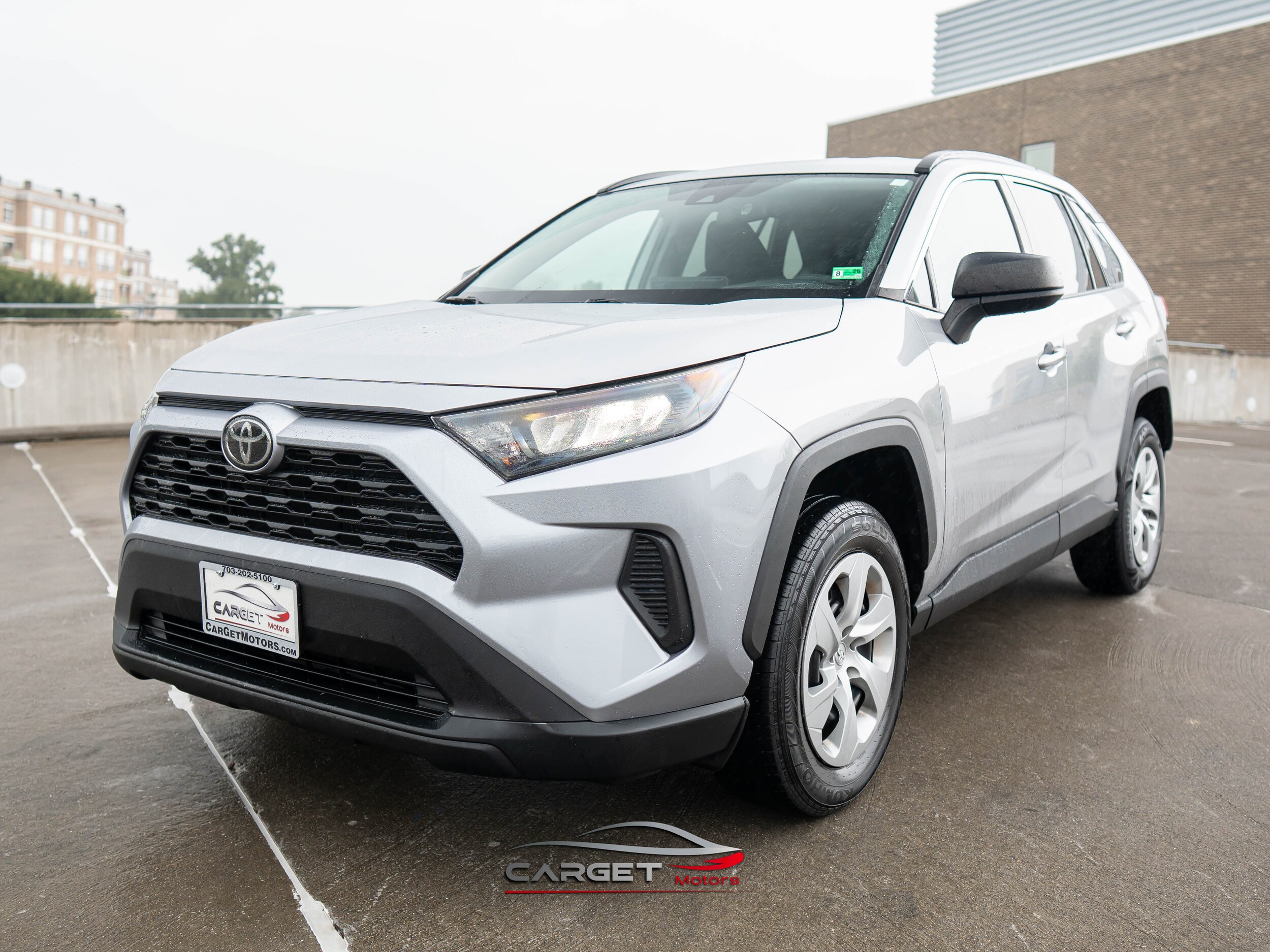 2020 Toyota RAV4 LE photo 3