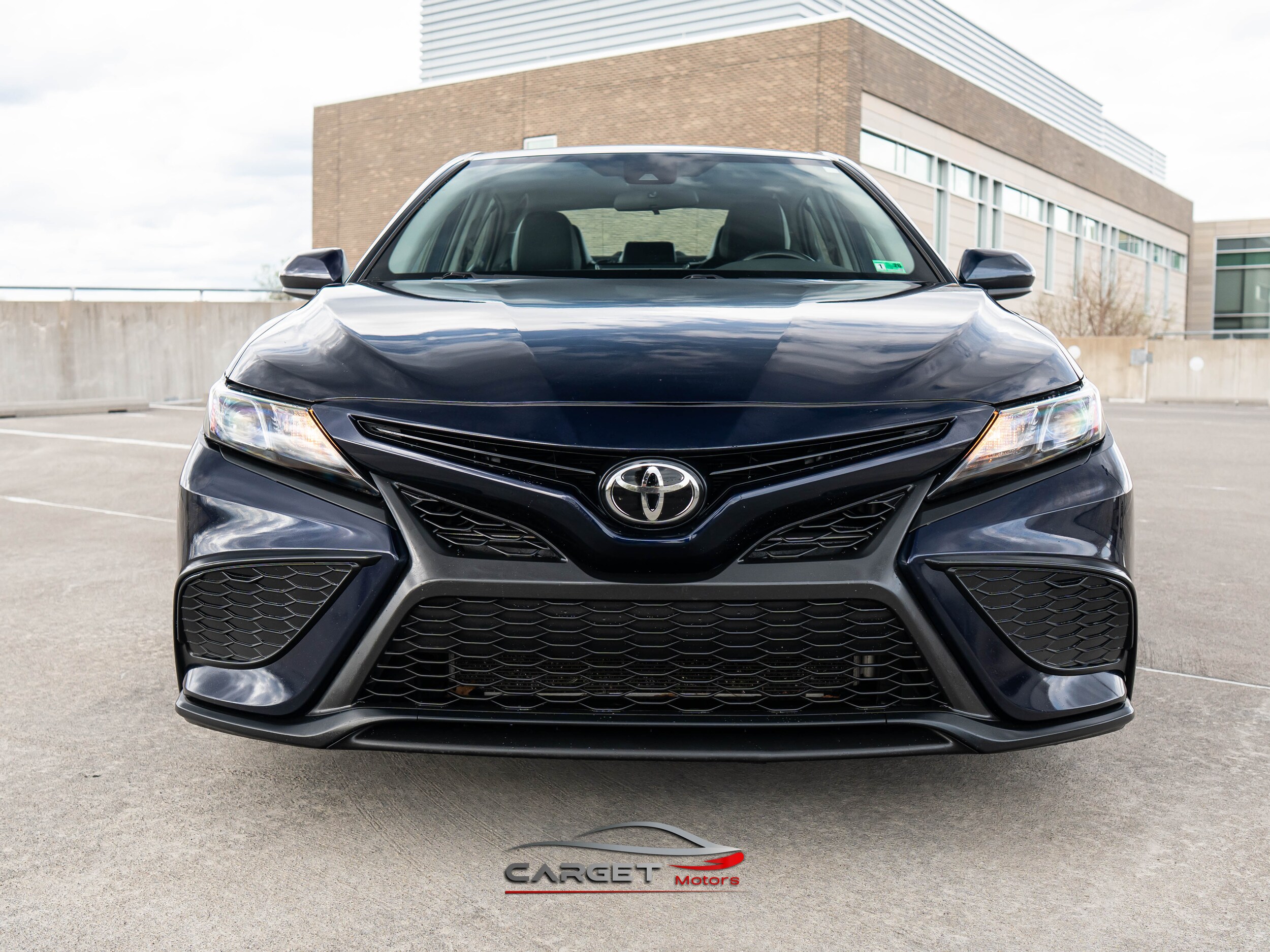 2021 Toyota Camry SE photo 2