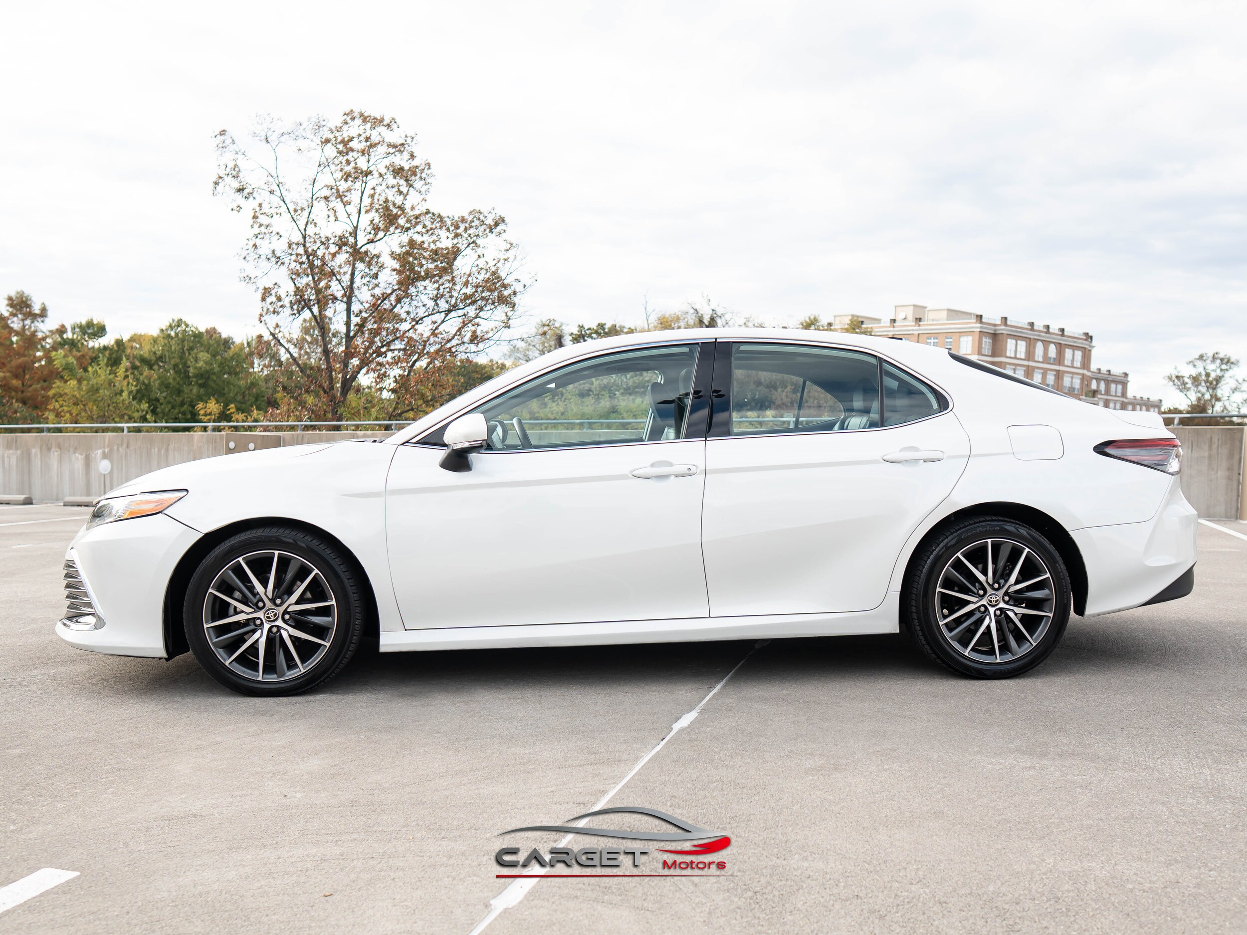 2021 Toyota Camry XLE photo 2