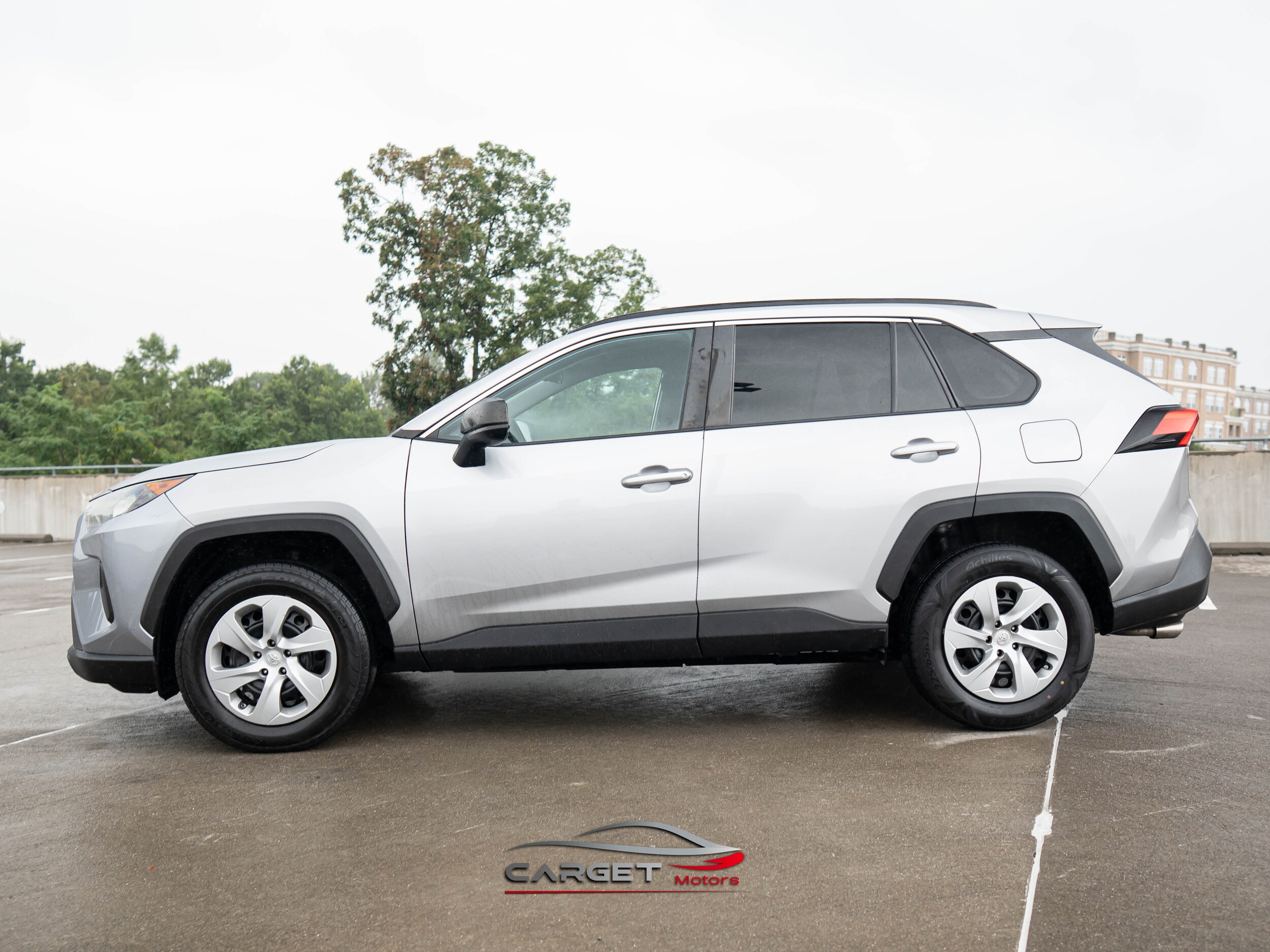 2020 Toyota RAV4 LE photo 4