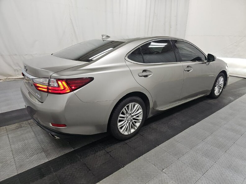 2016 Lexus ES 350 photo 3