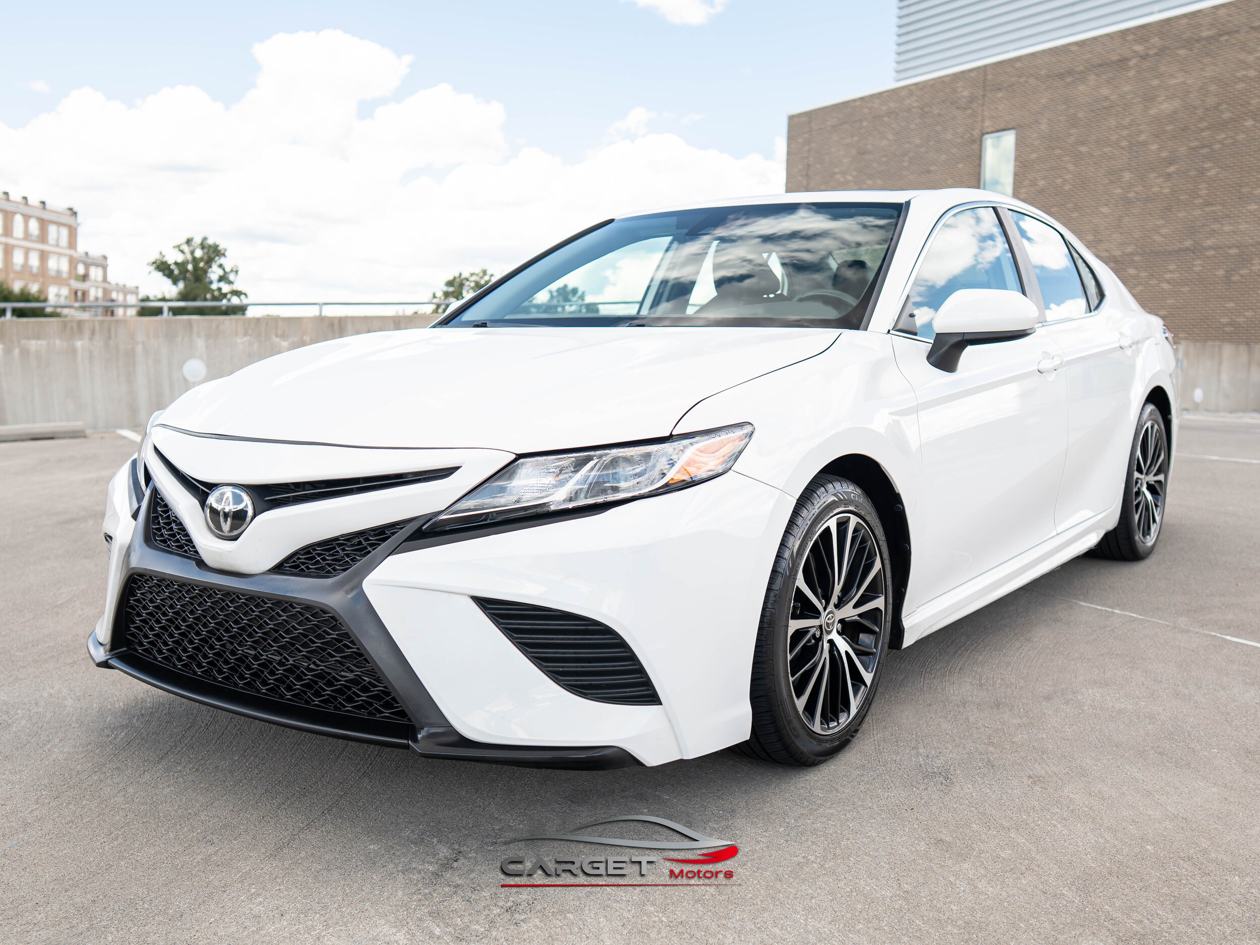 2020 Toyota Camry SE photo 2