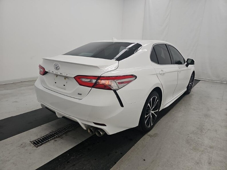 2019 Toyota Camry SE photo 2