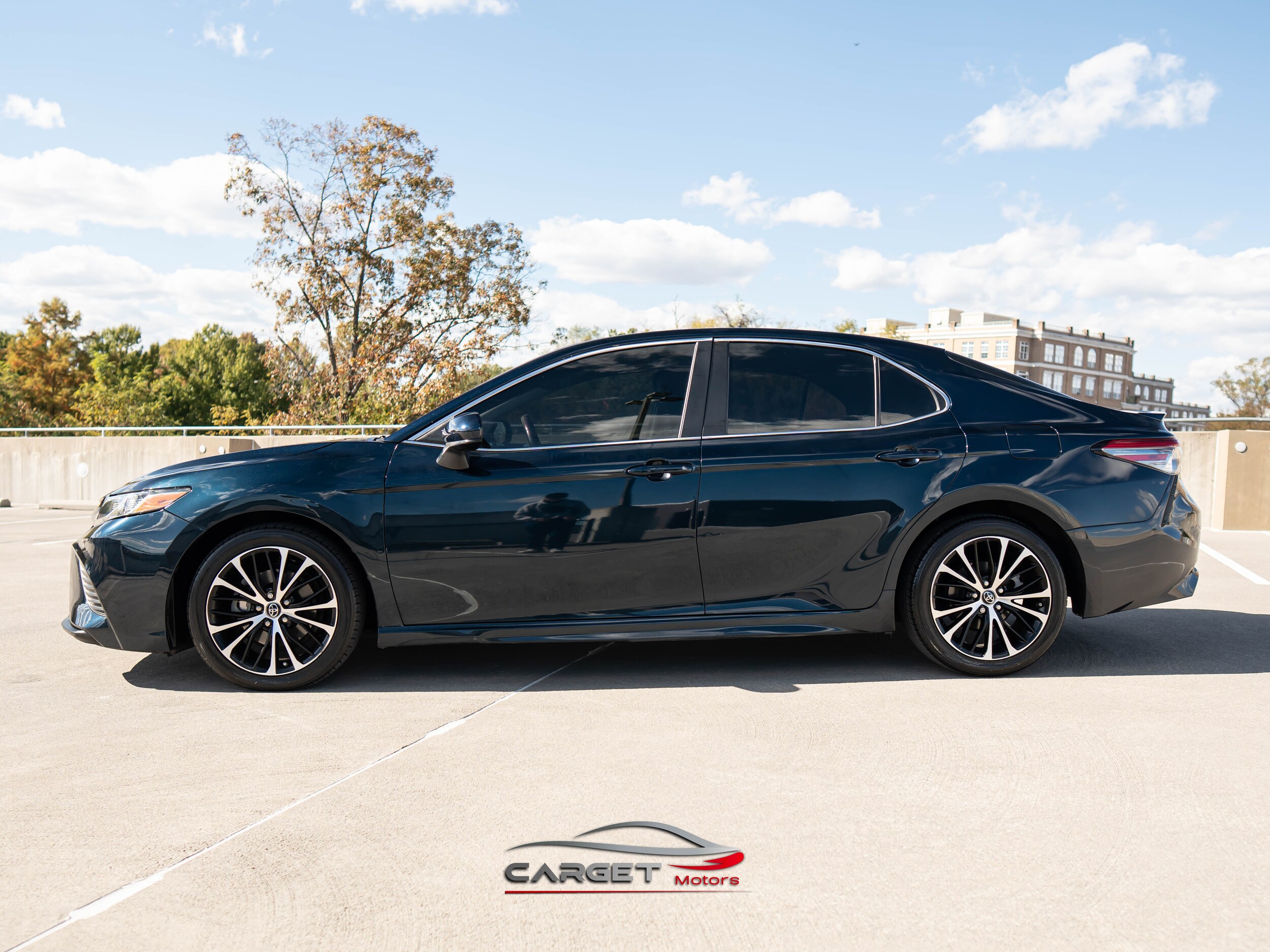 2018 Toyota Camry SE XLE photo 4