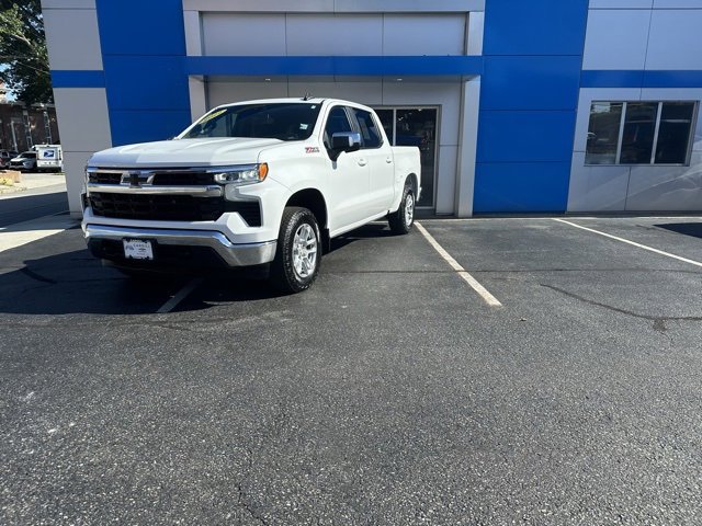 2022 Chevrolet Silverado 1500 LT photo 2