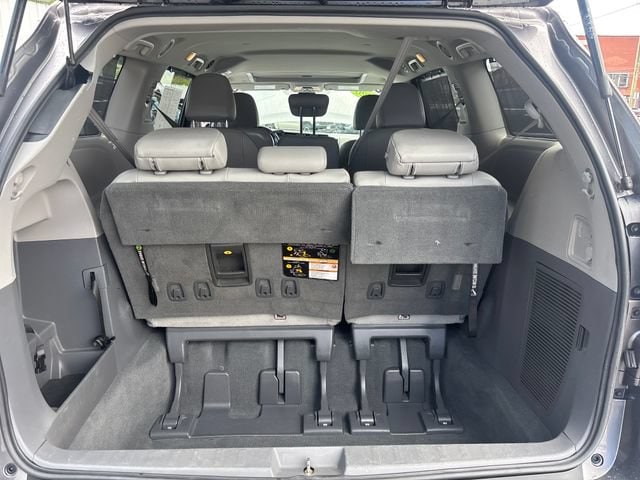 2020 Toyota Sienna XLE - Photo 21