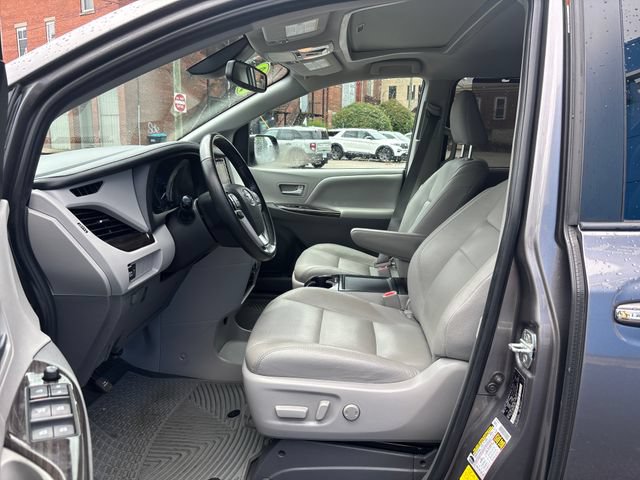 2020 Toyota Sienna XLE - Photo 11