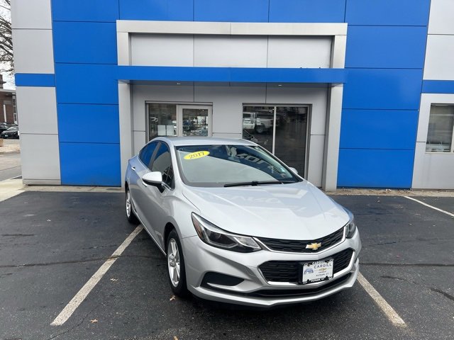 2017 Chevrolet Cruze LT photo 2