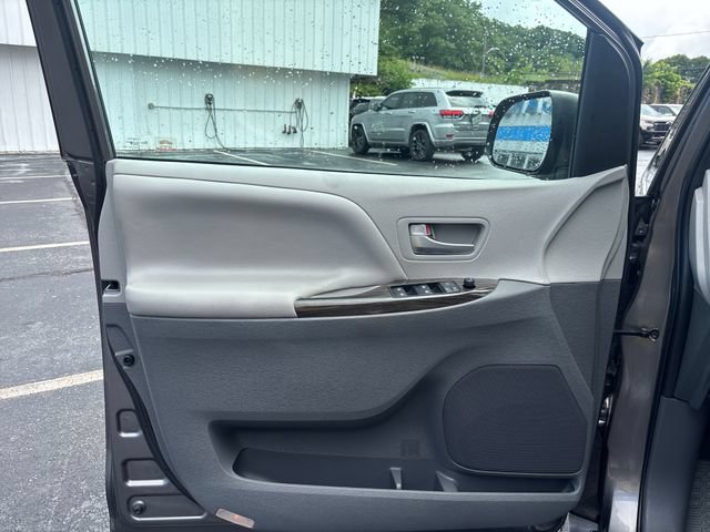 2020 Toyota Sienna XLE - Photo 13