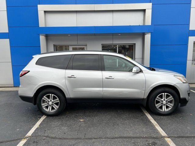 2017 Chevrolet Traverse 2LT photo 3