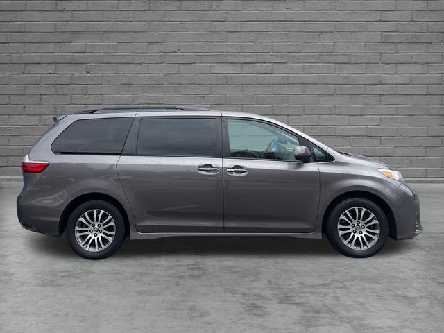2020 Toyota Sienna XLE - Photo 8