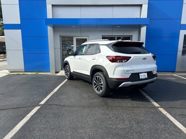 2025 Chevrolet Trailblazer LT photo 2