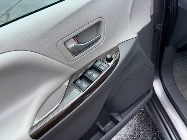 2020 Toyota Sienna XLE - Photo 14