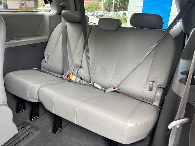 2020 Toyota Sienna XLE - Photo 24