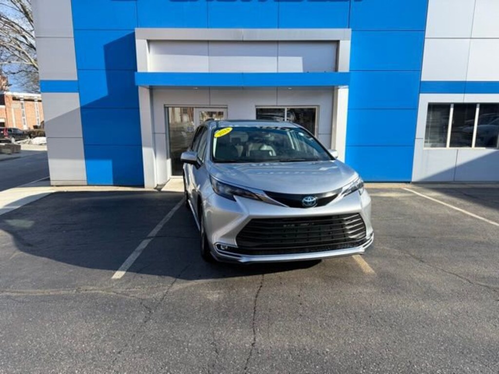 Used 2024 Toyota Sienna XLE