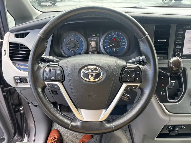 2020 Toyota Sienna XLE - Photo 16