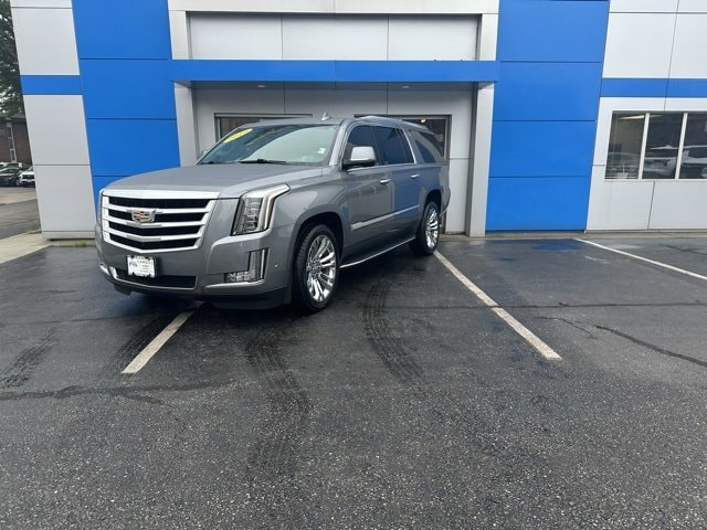 Used 2019 Cadillac Escalade ESV Luxury with VIN 1GYS4HKJ8KR267574 for sale in Putnam, CT