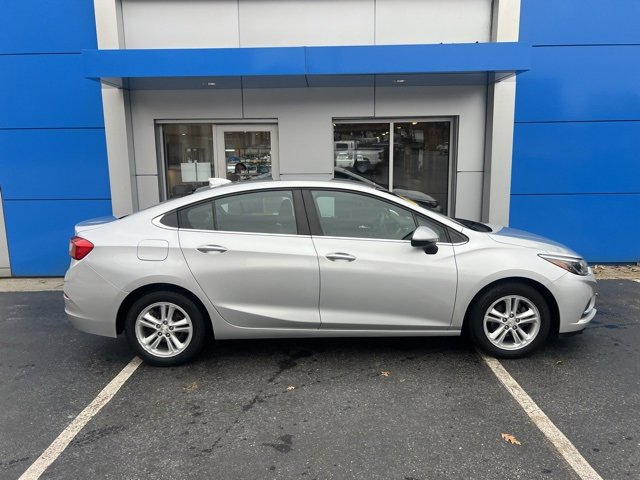 2017 Chevrolet Cruze LT photo 3