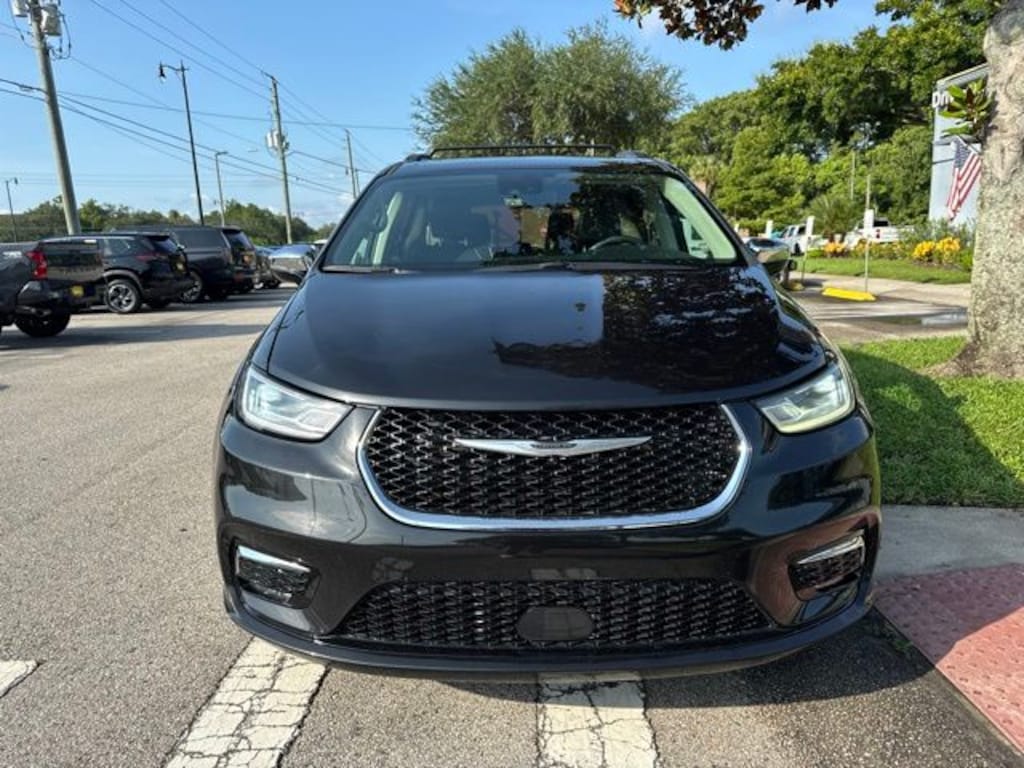 Used 2023 Chrysler Pacifica Limited Van Passenger Van