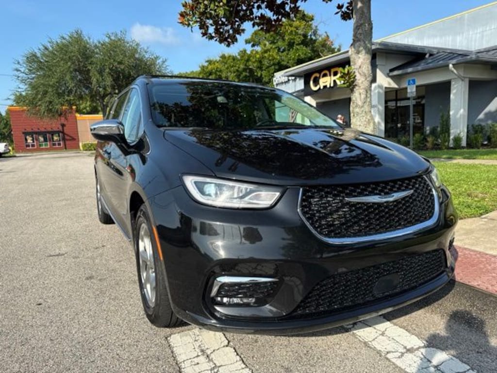 Used 2023 Chrysler Pacifica Limited Van Passenger Van